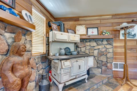 Garden Valley Cabin with Teepee, Deck and Mtn Views! House in Salmon River