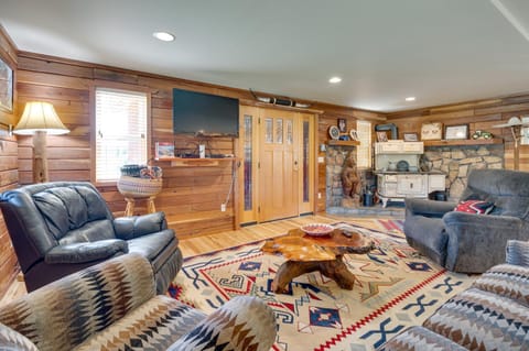 Garden Valley Cabin with Teepee, Deck and Mtn Views! House in Salmon River