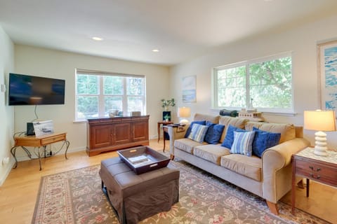 Charming Indianola Home Walk to Town! Haus in King County