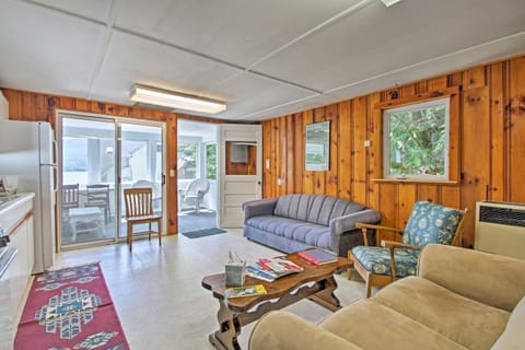 Lake Stinson Cottage with Sunroom and Shared Dock! Maison in Rumney