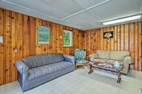 Lake Stinson Cottage with Sunroom and Shared Dock! Casa in Rumney