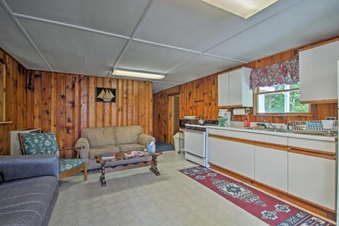 Lake Stinson Cottage with Sunroom and Shared Dock! House in Rumney