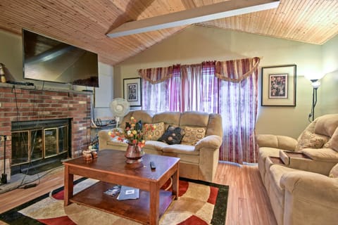 Cozy Arrowhead Lake Home with Sunroom and Pool Access! Haus in Coolbaugh Township