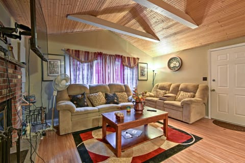 Cozy Arrowhead Lake Home with Sunroom and Pool Access! House in Coolbaugh Township
