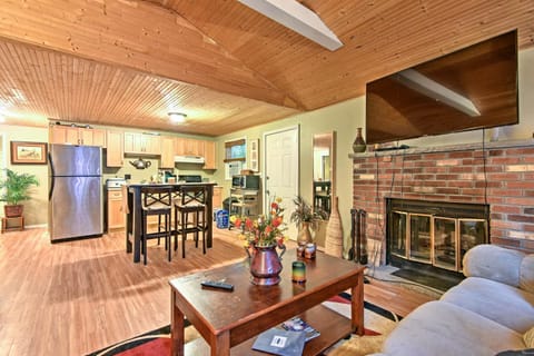 Cozy Arrowhead Lake Home with Sunroom and Pool Access! Casa in Coolbaugh Township