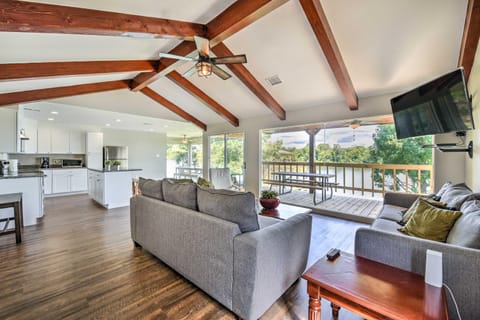 San Jacinto River Vacation Rental with Deck and Grill! Haus in Houston