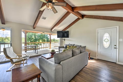 San Jacinto River Vacation Rental with Deck and Grill! Maison in Houston