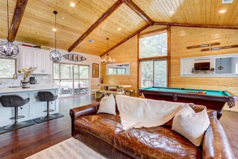 Custom-Built Big Bear Home with Pool Table and Kayaks! Maison in Big Bear