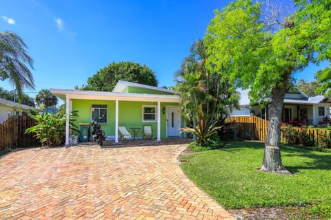 Tropical Naples Home Rental with Yard Near Beaches! Maison in Naples Park