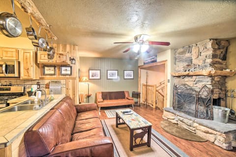 Rustic Condo with Patio Walk to Angel Fire Resort! Copropriété in Angel Fire