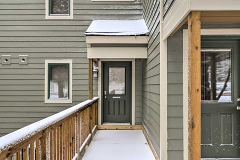 Slopeside Snowshoe Condo - Walk to Ski Lifts! Condo in Snowshoe