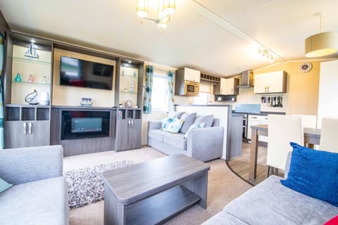 Big Skies Platinum Plus Holiday Home with Wifi, Netflix, Dishwasher, Decking Terrain de camping /
station de camping-car in Camber