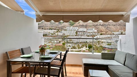 View (from property/room), Balcony/Terrace, City view, Mountain view