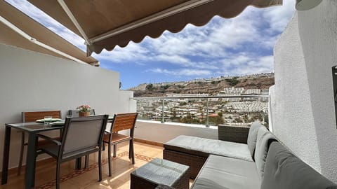 View (from property/room), Balcony/Terrace, Seating area, Dining area, City view, Mountain view