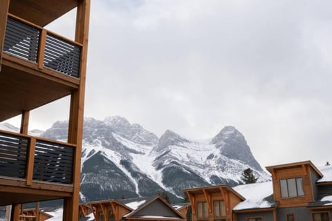 Spring Creek Spacious Luxury & Views at White Spruce Lodge Condominio in Canmore