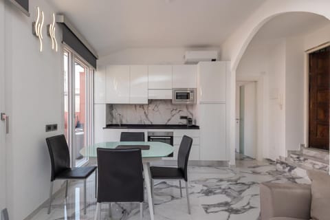 Kitchen or kitchenette, Dining area, minibar, pet friendly, stove, air conditioner