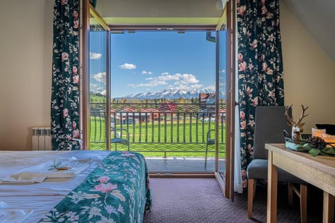 Bed, View (from property/room), Balcony/Terrace, Photo of the whole room, Mountain view