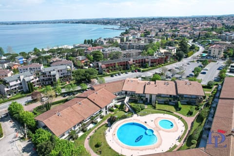 Bird's eye view, Lake view, Swimming pool, Parking