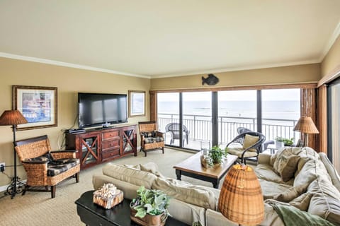 Smyrna Beach Condo with Beach View and Pool Access! Copropriété in Edgewater