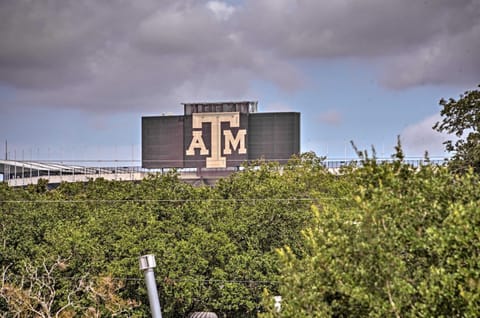 Elegant College Station Home - Walk to Texas AandM! House in College Station