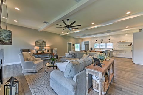 Elegant College Station Home - Walk to Texas A and M House in College Station