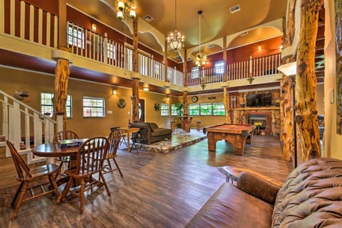 Spacious Conroe Home with Foosball and Pool Table! House in Harris County