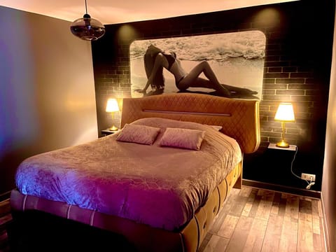 Suite avec Jacuzzi et Sauna Privée Love hotel in Normandy
