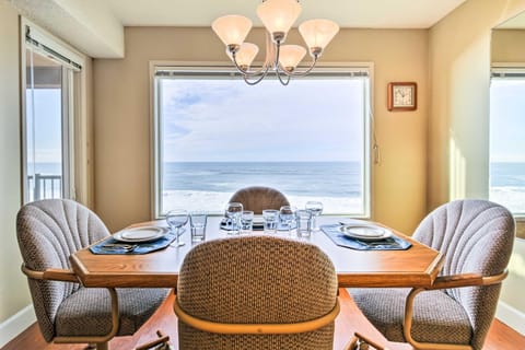 Comfortable Lincoln City Condo with Patio and Views! Copropriété in Lincoln Beach