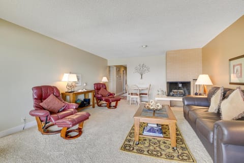 Comfortable Lincoln City Condo with Patio and Views! Apartment in Lincoln Beach