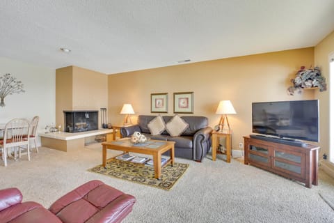 Comfortable Lincoln City Condo with Patio and Views! Apartment in Lincoln Beach