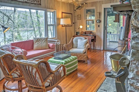 Dainty New Preston Cottage with Dock and Lake Views! Maison in Lake Waramaug