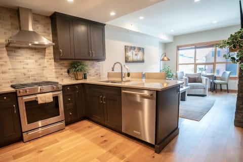 Spring Creek Luxury Queen Suite at White Spruce Lodge Condo in Canmore