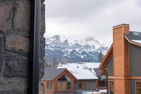 Spring Creek Luxury Queen Suite at White Spruce Lodge Copropriété in Canmore