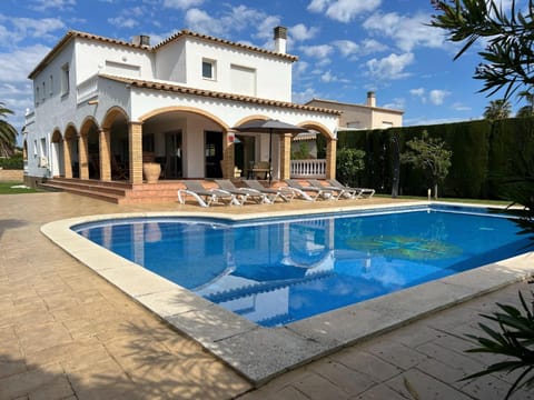 Fantastic holiday home for 14 persons in Sant Pere Pescador with private pool Casa in Alt Empordà