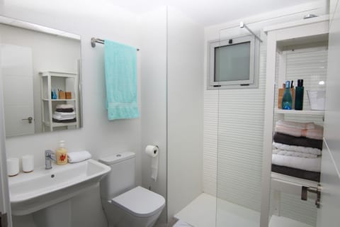 Shower, Toilet, Bathroom, towels