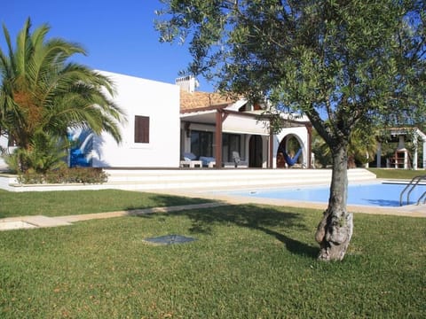 Villa Oasis Azul - beautiful villa with heated private pool short walk to all amenities Villa in Setubal District