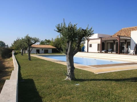 Villa Oasis Azul - beautiful villa with heated private pool short walk to all amenities Villa in Setubal District