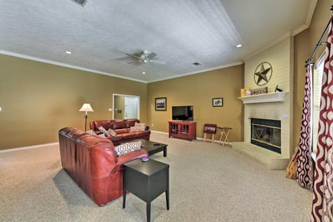 Cozy College Station Home with Patio and Fireplace Haus in College Station