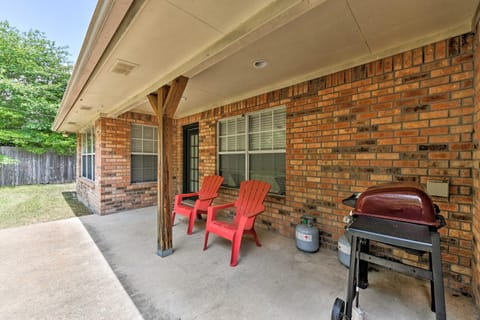 Cozy College Station Home with Patio and Fireplace Haus in College Station