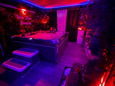 The White Home Broadway Love Room House in Centre-Val de Loire