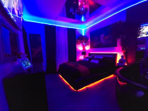 The White Home Broadway Love Room House in Centre-Val de Loire