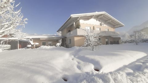 Property building, Facade/entrance, Winter, Area and facilities, Family