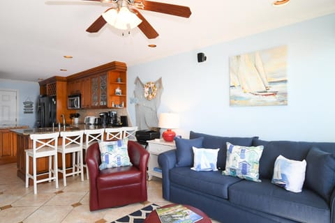 Relaxing, Beachfront Condo With Resort Amenities Galore! - Dolphin Lair Maison in Galveston Island