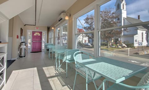 Seating area, Dining area, Street view, Continental breakfast