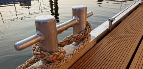Hausboot 'Moin Madita' mit Infrarotsauna Barco atracado in Schleswig