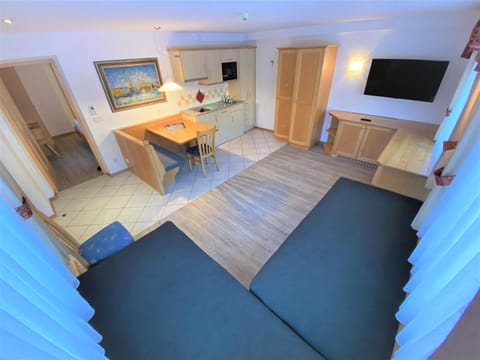 TV and multimedia, Kitchen or kitchenette, Living room, kitchen