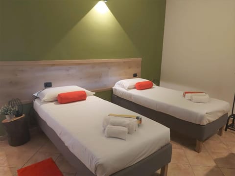 Bed, Bedroom, towels