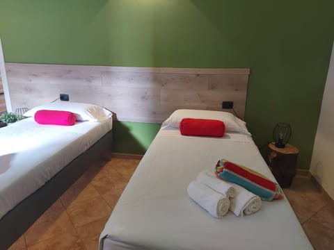 Bed, Bedroom, towels