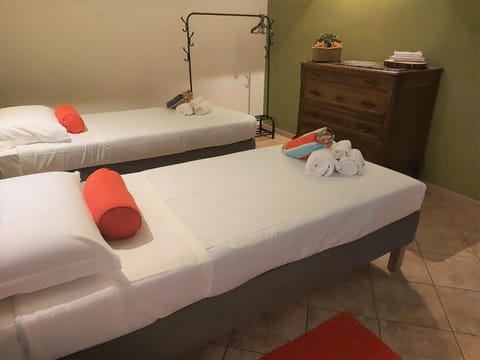 Bed, Bedroom, towels