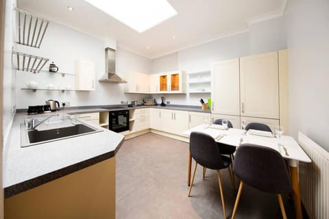 Clifton Spacious 3 Bed Apt & Parking-Simply Check In Condo in Bristol